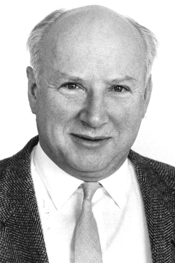 Ämterstreit im Rathaus: Westermann-Klagen bringen Baurecht ins Wanken Dr. Jürgen Majewski vom Rechtsamt empfahl der Bauverwaltung 1969, die öffentliche Auslegung des Bebauungsplanes „Rosenweg“ zu wiederholen, da aus der Bekanntmachung der erfolgten Auslegung nicht ersichtlich gewesen sei, für welche Bereiche der Plan überhaupt gelten solle.