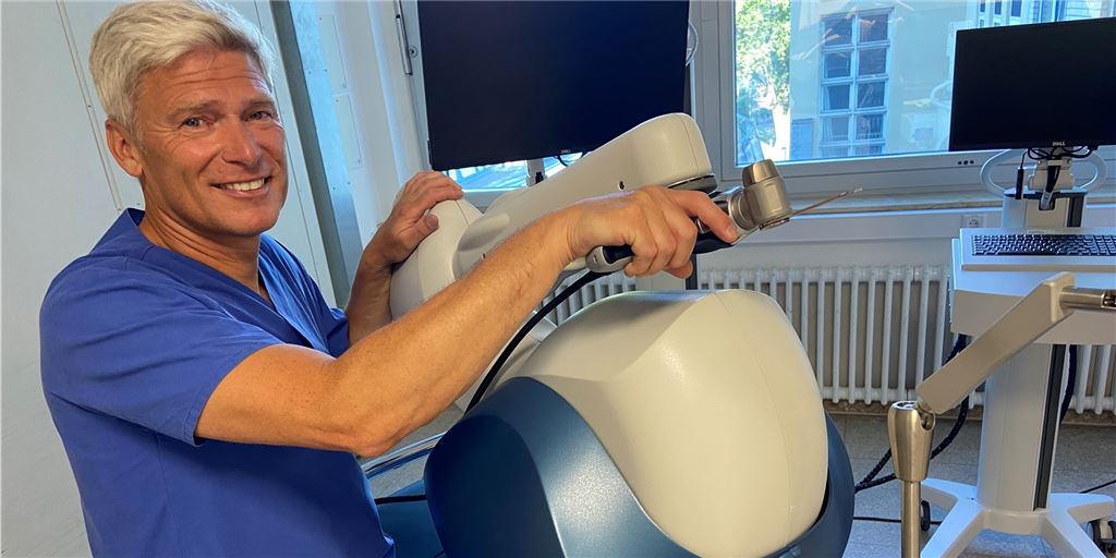 Immer mehr neue Kniegelenke: In Unna hilft bald ein Roboter bei OPs Dr. Matthias Pothmann, Chefarzt an der Klinik für Orthopädie am CKU, präsentiert den neuen „Kollegen“ in seinem Team. Der Roboter Mako wird künftig beim Einsatz von Knieprothesen eingesetzt und verspricht ein Ergebnis, das so perfekt ist wie möglich.