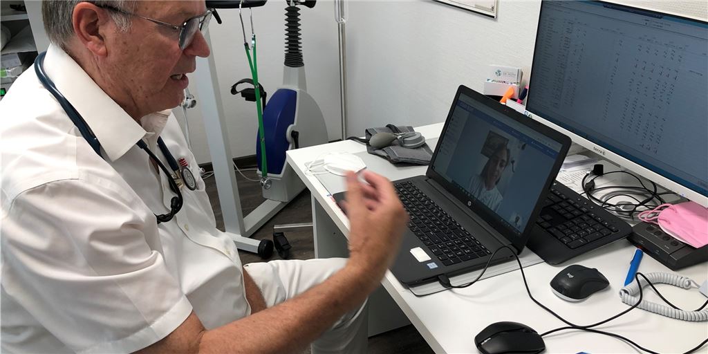 Krankschreibung in der Video-Sprechstunde – solange das Internet steht Dr. Thomas Huth aus Fröndenberg in der Video-Sprechstunde mit einer Patientin aus Dortmund: Noch funktioniert die Übertragung.