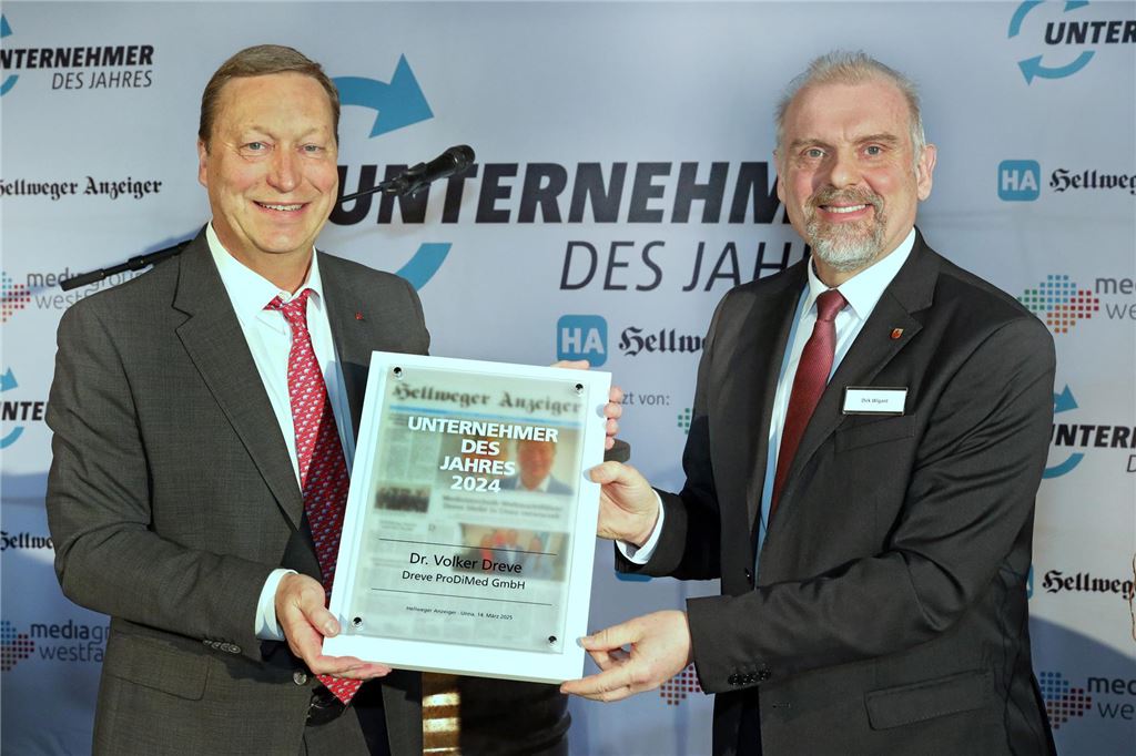 Unna feiert Erfolge mit Medizin-Hightech, Alu-Bienen und Hula Hoop Dr. Volker Dreve (l.) ist Unternehmer des Jahres 2024 in Unna. Bürgermeister Dirk Wigant erklärte, er sei stolz, solche Unternehmer in Unna zu haben.
