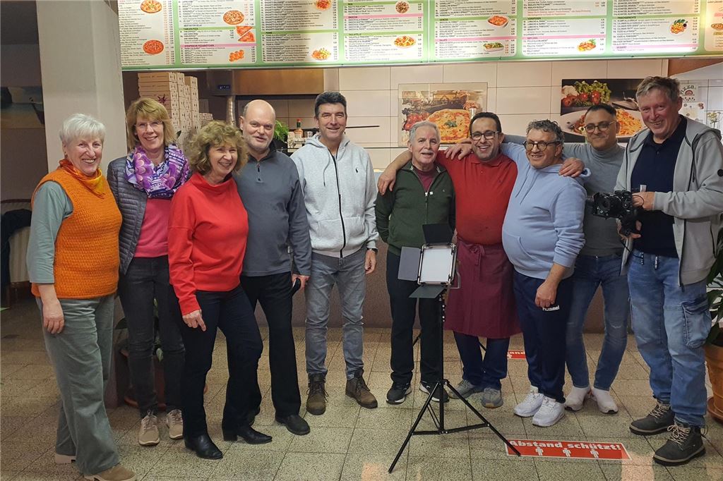 Detlef Drossel arbeitet seit elf Jahren an einem Film aus Holzwickede Ein Gruppenfoto von den Dreharbeiten im Bella Italia. Alle lächeln in die Kamera.