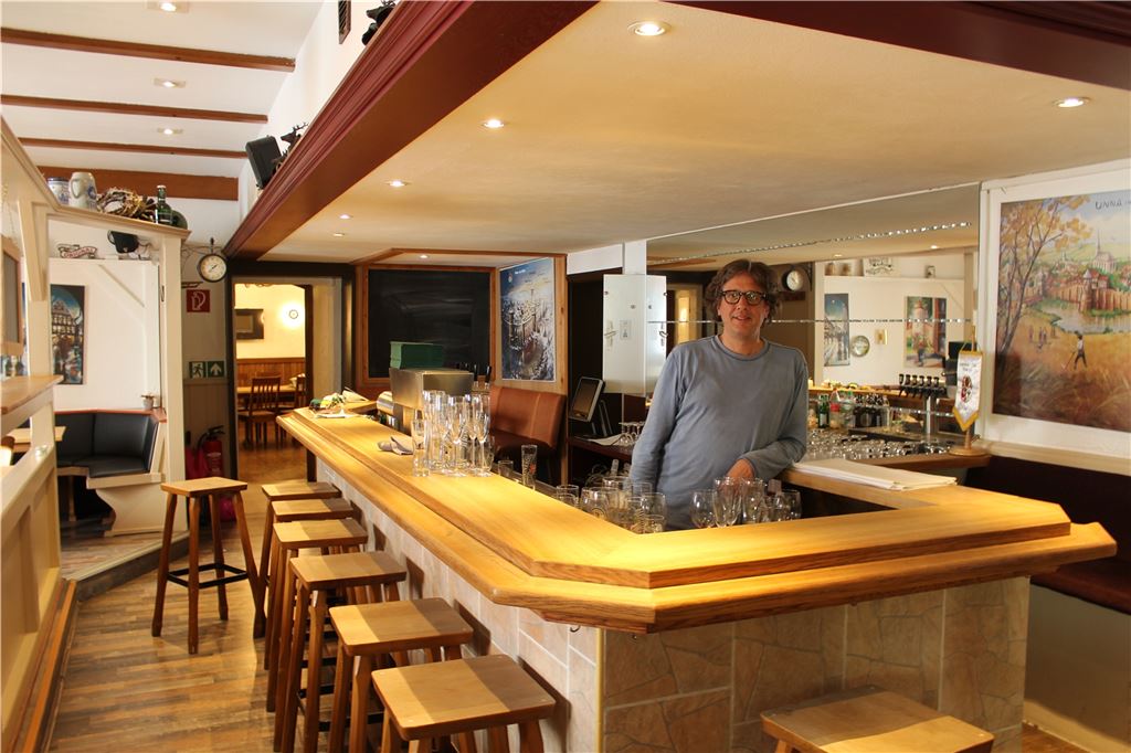 Agethen-Biergarten macht wieder auf – Daniel Gala (47) „freut sich mega“ Drinnen soll noch ein bisschen renoviert werden. Voraussichtlich im Juli soll das Gasthaus Agethen dann in Gänze eröffnen.