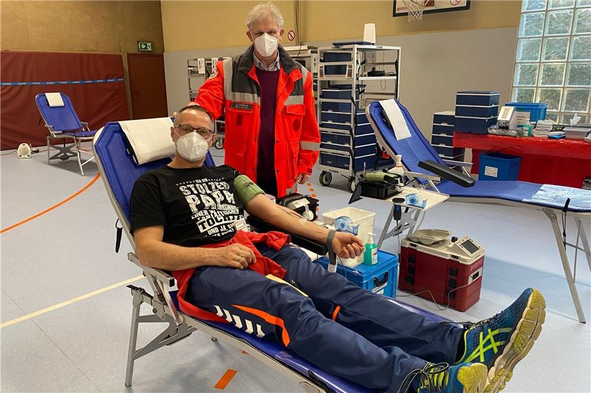 Makiolla nutzt Blutspendetermin in Fröndenberg für wichtigen Appell DRK-Kreisverbandschef Michael Makiolla (stehend) war bei einer Blutspendeaktion in Fröndenberg zu Gast. Er nutzte die Gelegenheit, um auf den Bedarf an Blutkonserven hinzuweisen, der durch den Ukraine-Konflikt vielleicht noch größer werden könnte.