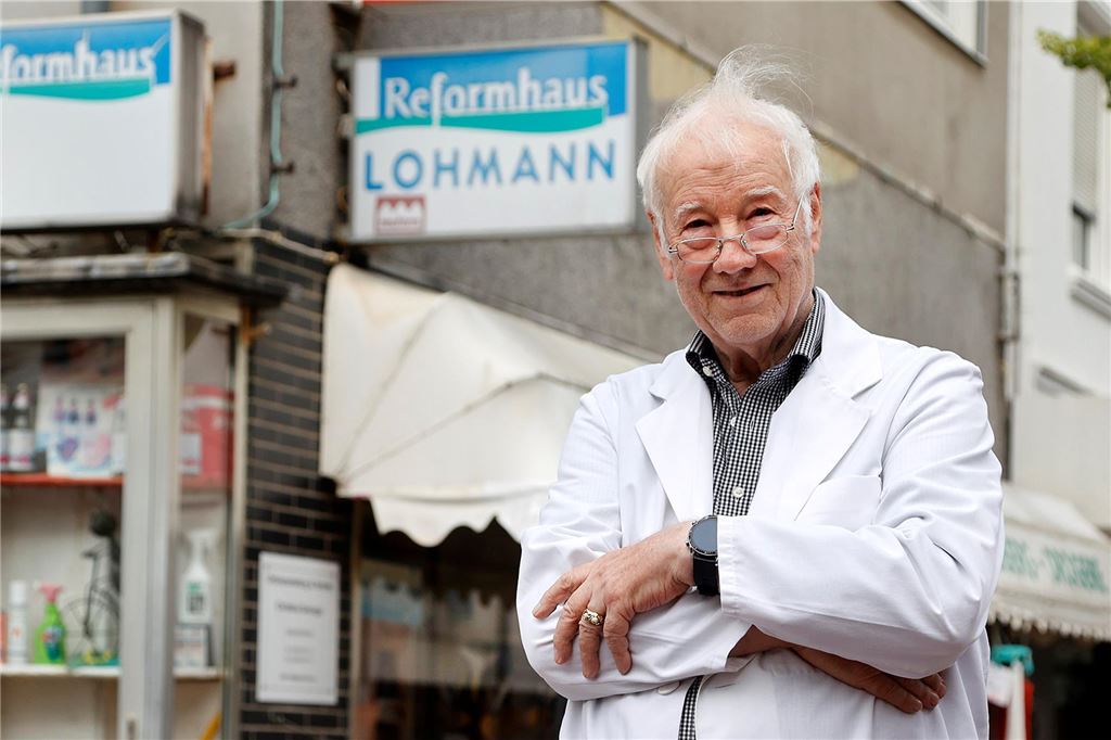 Diese Läden haben 2024 eröffnet und geschlossen Wilhelm Lohmann vor dem Reformhaus Lohmann.