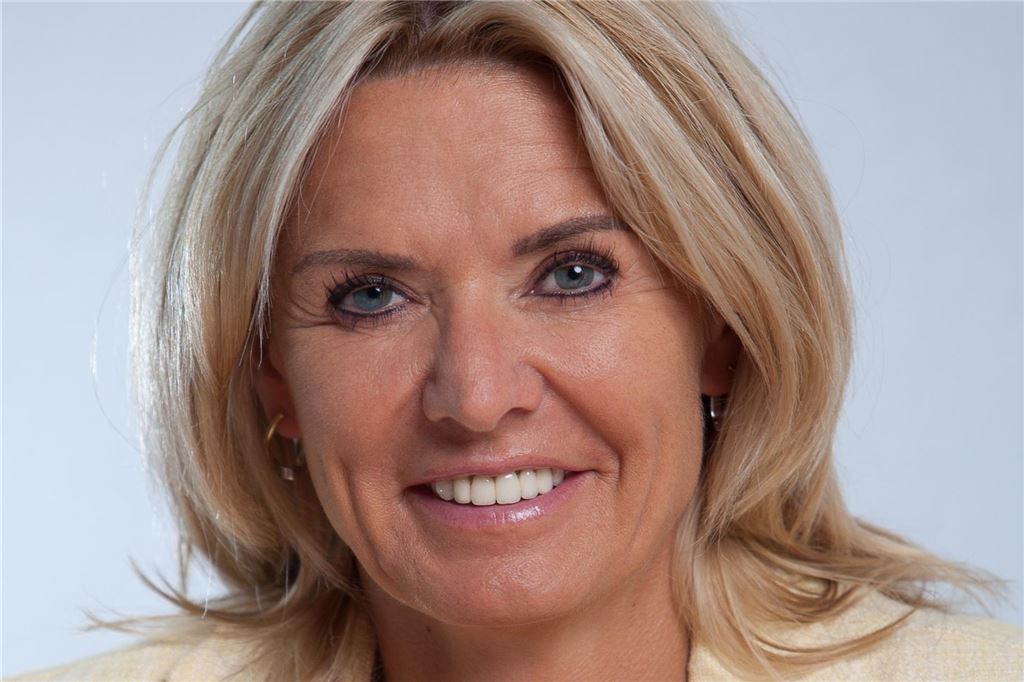 Hotelpläne an Kreuzung Ophoff gestorben: Jetzt will DSW21 selber bauen DSW21-Immobilienmanagerin Silke Seidel: Der Bauantrag fürs Verwaltungsgebäude soll in den nächsten Wochen bis April eingereicht werden.