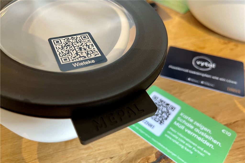 „Refugio“ setzt ab sofort auf Pfandsystem für Gerichte zum Mitnehmen Durch den QR-Code auf dem Deckel der Schale lässt sich für jede Schale stets genau nachhalten, bei welchem Kunden sie sich gerade befindet.