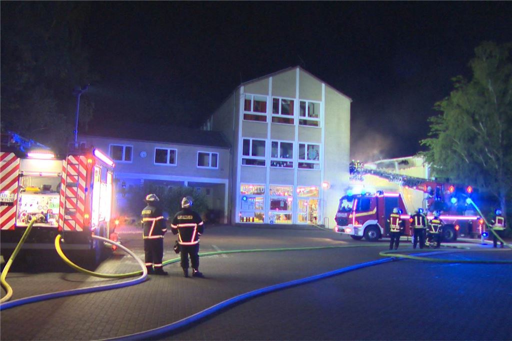 Serie von Brandstiftungen: Nur einer von 14 Fällen wurde seit 2019 aufgeklärt Brand an der Grilloschule in Unna: In der Nacht auf Montag (10. Juni 2024) war die Feuerwehr im Einsatz.