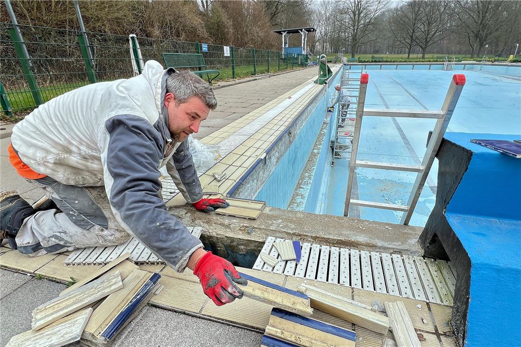 Kreative Krisen-Lösung durch viel Eigeninitiative im Freibad Dellwig Ein Fliesenleger nimmt den vorhandenen Beckenrand auf.