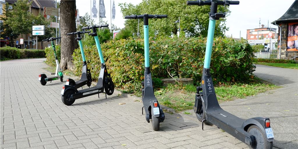 E-Scooter von Bolt auf Gehwegen: Ein Piep gegen Sturzgefahr E-Scooter, die im Weg stehen, bilden eine Gefahr für Menschen mit Sehbehinderungen. Die Firma RTB, die ihre Entwicklungsabteilung im Gründerzentrum in Kamen hat, weiß Abhilfe.