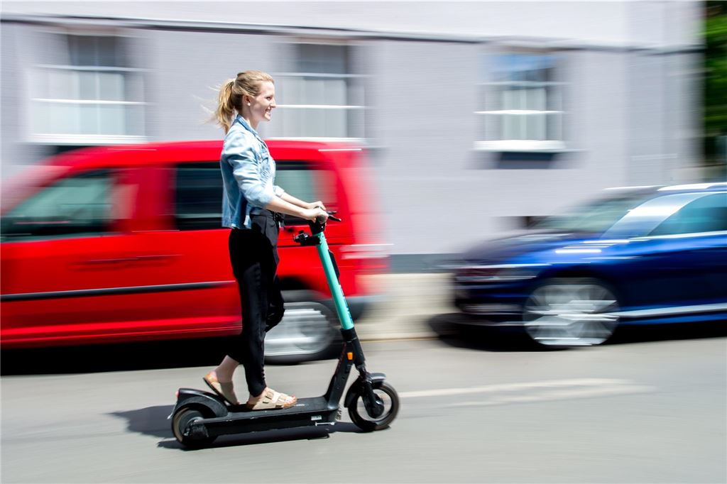 Grundidee liegt im Teilen: Das Auto als öffentliches Verkehrsmittel E-Scooter werden durchaus kontrovers diskutiert. Insbesondere Fahrzeuge aus Verleihflotten werden oft auch als Ärgernis wahrgenommen, wenn sie so rücksichtslos abgestellt sind, dass sie anderen Verkehrsteilnehmern im Weg stehen. Als Bestandteil der Mobilstationen könnten sie in Unna dennoch einen Platz finden.