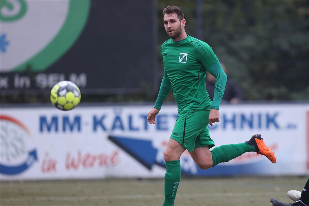 Lars Bußkamp läuft über den Fußballplatz.