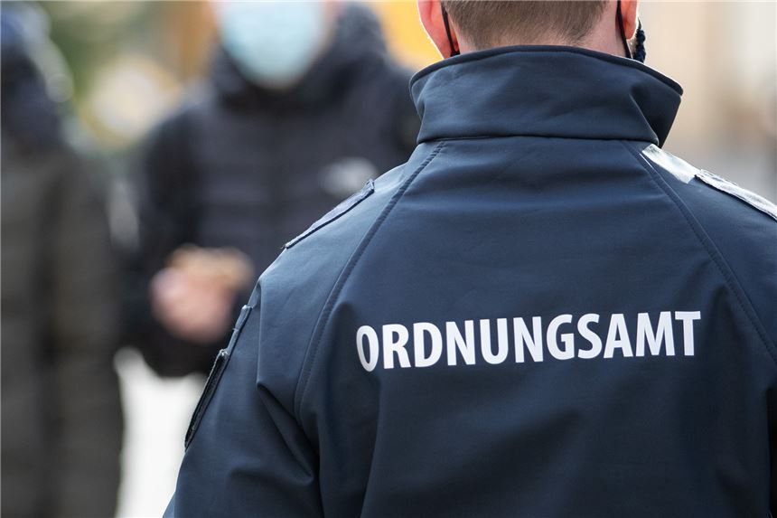 Stadt Unna warnt: Diese Betrüger sind nicht vom Ordnungsamt! Echte Mitarbeiter des Ordnungsamts wie der auf diesem Symbolbild können sich ausweisen. Weiteres Erkennungszeichen: Sie verlangen niemals Bargeld für irgendwelche Verstöße.