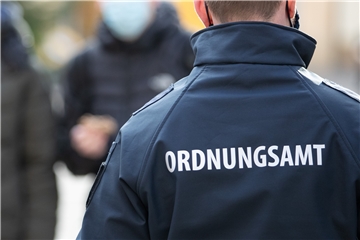 Echte Mitarbeiter des Ordnungsamts wie der auf diesem Symbolbild können sich ausweisen. Weiteres Erkennungszeichen: Sie verlangen niemals Bargeld für irgendwelche Verstöße.