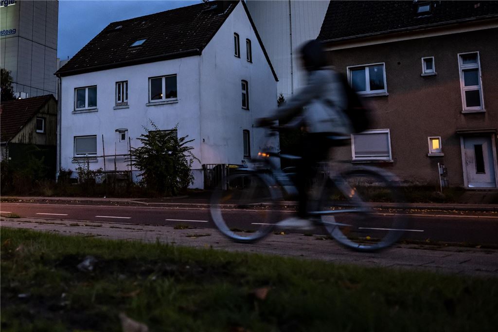 Sicher wird uncool: Kinder legen Leuchtwesten und Blinklichter ab Eine Person fährt in der Dämmerung Rad und ist nur schemenhaft zu erkennen.
