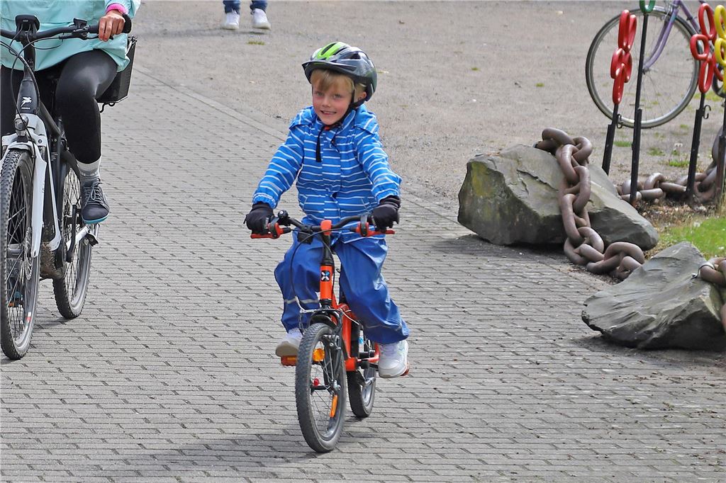 Ein kleines Kind auf einem Fahrrad fuhr beim Volksradfahren in Fröndenberg mit.