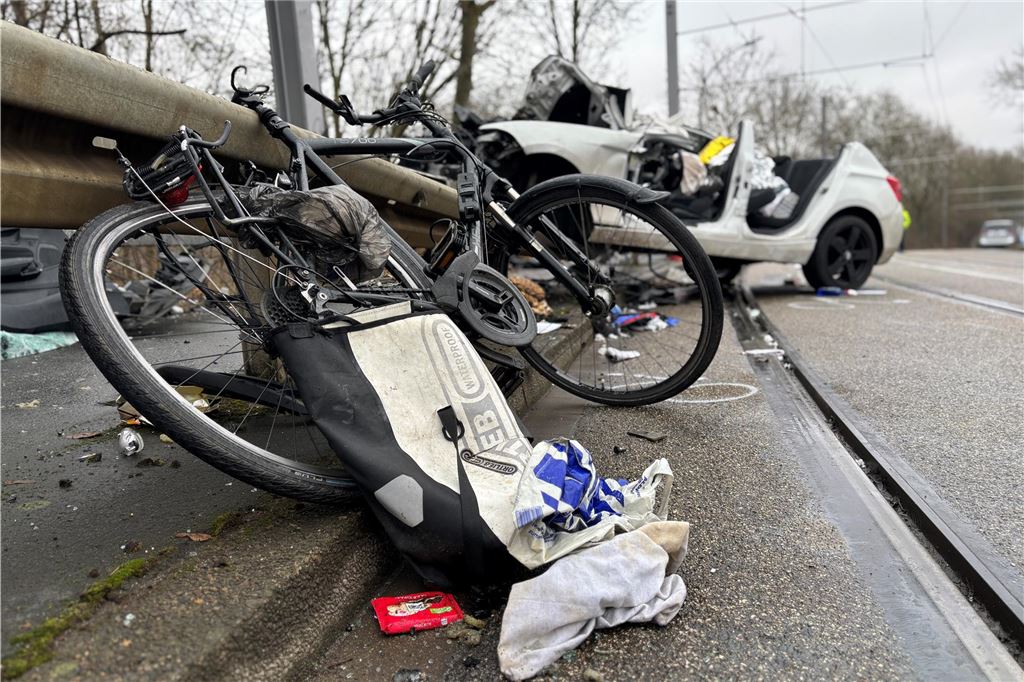 Zwei Hubschrauber im Einsatz: Nahm der 21-Jährige am Steuer des BMW Drogen? Ein 61-jähriger Radfahrer aus Dortmund wurde auf dem Gehweg in den Unfall verwickelt. Das Auto rammte die Leitplanke und verletzte den Mann schwer.