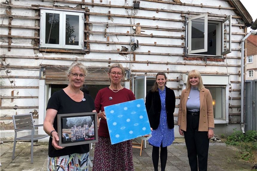 Der Hunger nach dem Lebensmittel Kunst war riesengroß Ein Abrisshaus als Kunstort: Nicole Noä und Friedrike Mühlbauer (l. und 2.v.l.) mussten erfinderisch sein, um in Corona-Zeiten einen geeigneten Ausstellungsraum zu finden. Die Organisatorinnen Lina Frubrich (3.v.l.) und Franka Burde konnten ein positives Fazit unter KunstOrtUnna 2021 ziehen.