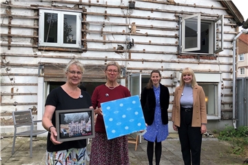 Ein Abrisshaus als Kunstort: Nicole Noä und Friedrike Mühlbauer (l. und 2.v.l.) mussten erfinderisch sein, um in Corona-Zeiten einen geeigneten Ausstellungsraum zu finden. Die Organisatorinnen Lina Frubrich (3.v.l.) und Franka Burde konnten ein positives Fazit unter KunstOrtUnna 2021 ziehen.