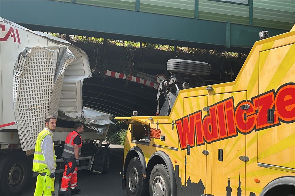 Unterführung an der Kantstraße wird spontan gesperrt Am 18. Juli 2024 war ein Lkw an der Bahnunterführung Kantstraße in Unna steckengeblieben.