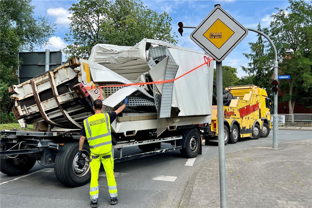 Lkw fuhr sich in Tunnel fest: Zugausfälle und Vollsperrung der Kantstraße Ein Abschleppunternehmen transportiert den stark beschädigten Lkw von der Bahnbrücke an der Kantstraße ab.