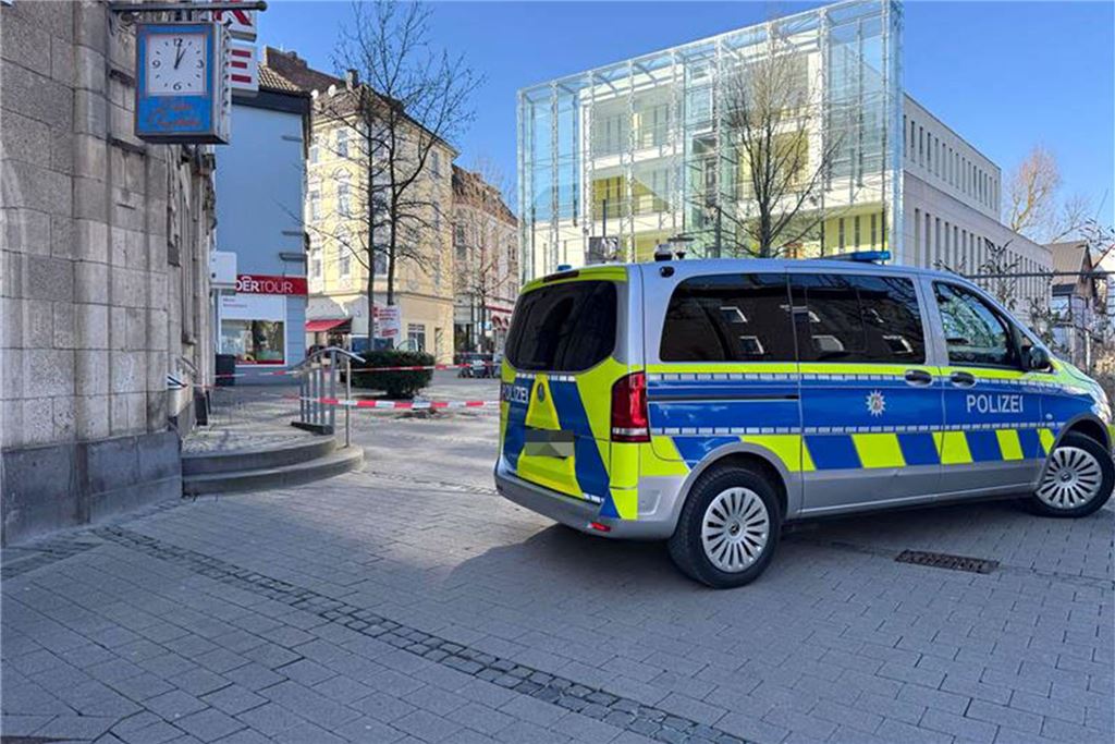 Gesperrte Fußgängerzone trifft Geschäfte: Große Umsatzeinbußen Ein quergestellter Polizei-Bulli sperrt eine Straße ab.