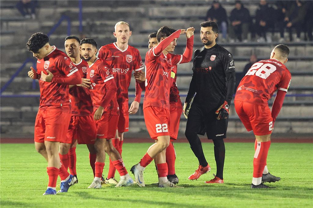 Blick in die Regionalliga: Gibt es wieder Aufstiegsrunden? Spieler von Türkspor Dortmund klatschen sich ab.