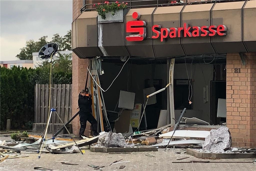 Automatensprengung weckt Erinnerung an Fälle der vergangenen Jahre Trümmer liegen nach der Sprengung eines Geldautomaten vor der Sparkasse in Bergkamen-Rünthe.