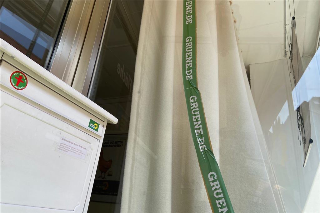 Steinwurf auf Parteibüro der Grünen: Staatsschutz ermittelt Ein Riss in einer Scheibe ist mit grünem Klebeband überklebt worden.