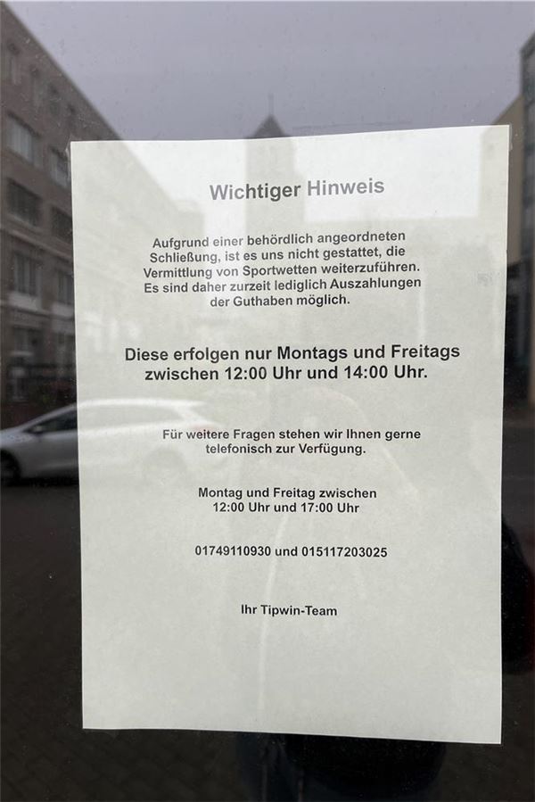 Der Hinweiszettel am Bahnhofsgebäude in Unna weist auf eine behördlich angeordnete Schließung des Wettbüros Tipwin hin. Darauf heißt es: "Aufgrund einer behördlich angeordneten Schließung ist es und nicht gestattet, die Vermittlung von Sportwetten weiterzuführen. Es sind daher zurzeit lediglich Auszahlungen der Guthaben möglich [...].