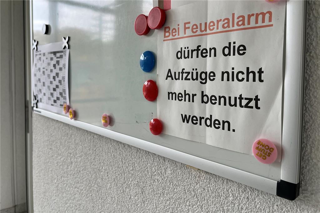 „Ich glaube, es hat keiner ein Herz mehr für behinderte Menschen“ Auf einem Schild in einem Hausflur in Fröndenberg steht "Aufzug im Brandfall nicht benutzen".