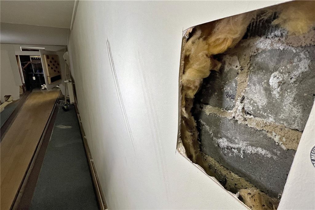 Schlossstuben: Pächter und Eigentümer trennen sich im Streit Ein Ausschnitt in der Wandverkleidung im Untergeschoss der Schloßstuben zeigt, dass sich hier Schimmel auf dem Gemäuer des Gebäudes bildet.
