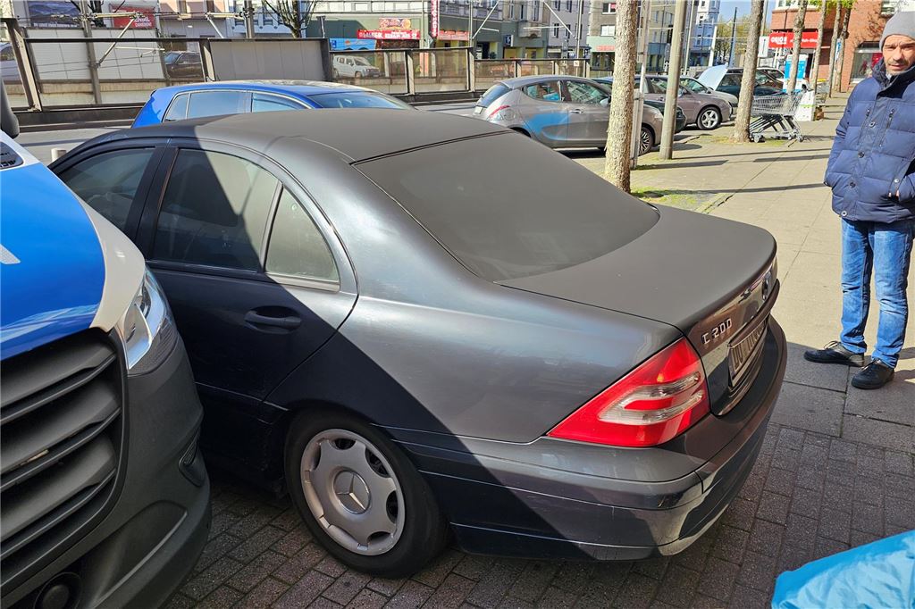 Ein Auto fährt.