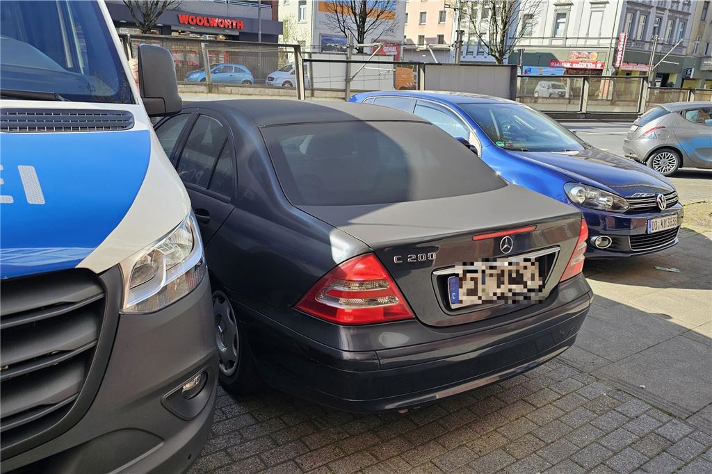Ein Auto fährt.