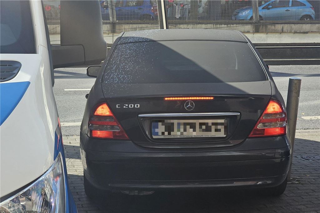 Ein Auto bremst.