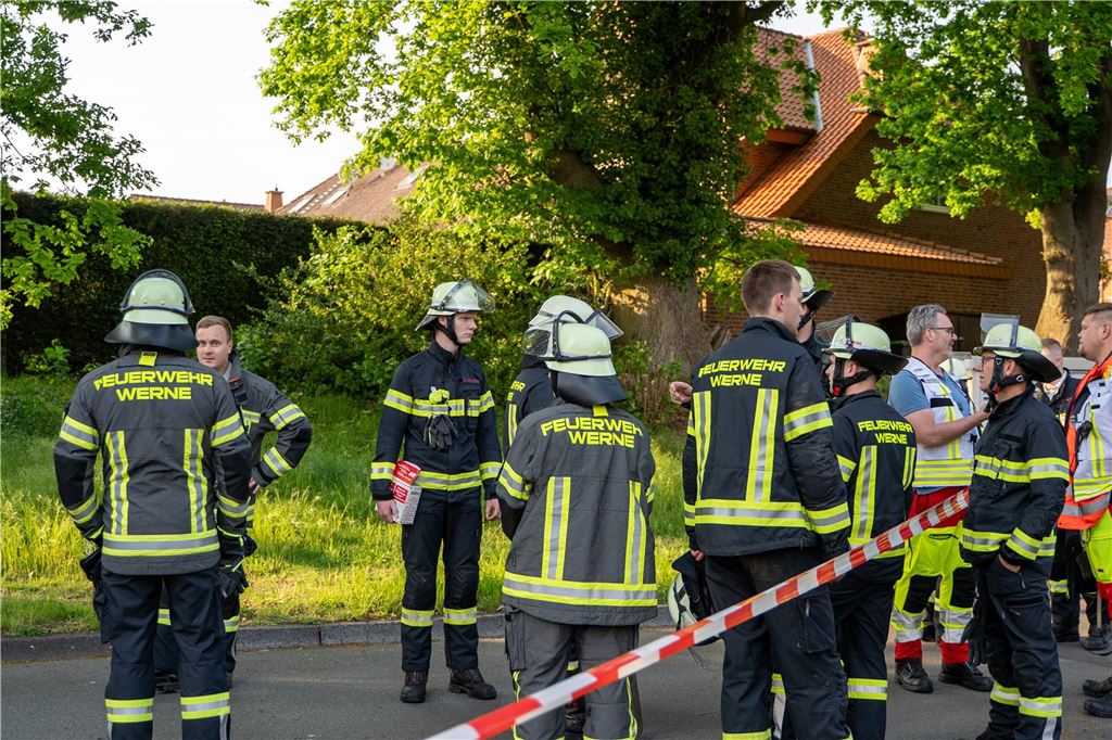 Unfall in Stockum: Auto fährt durch Gartenzaun : Zwei Kinder verletzt, Rettungshubschrauber im Einsatz Ein Auto ist aus ungeklärter Ursache von der Straße abgekommen und durch einen Gartenzaun gefahren.