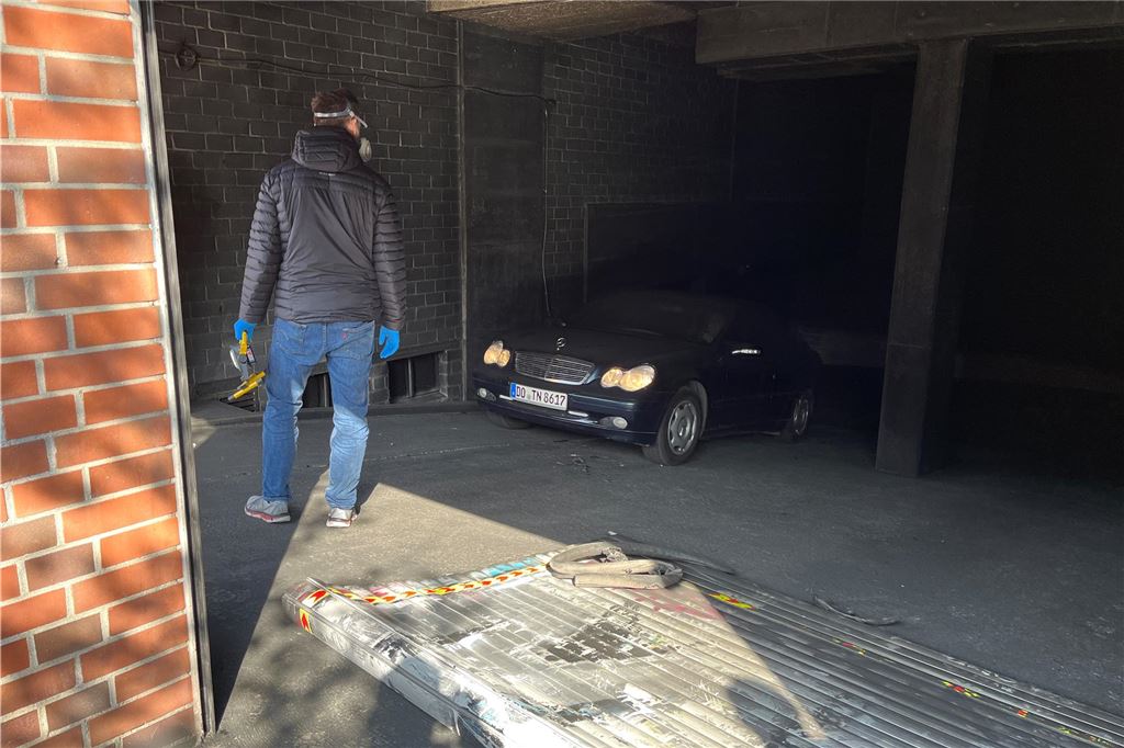 Ein Auto fährt aus einer Tiefgarage.