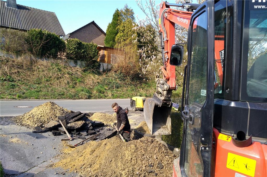 Westconnects Kampf um Fröndenbergs Highspeed-Internet Ein Bagger macht ein Loch in die Straße.