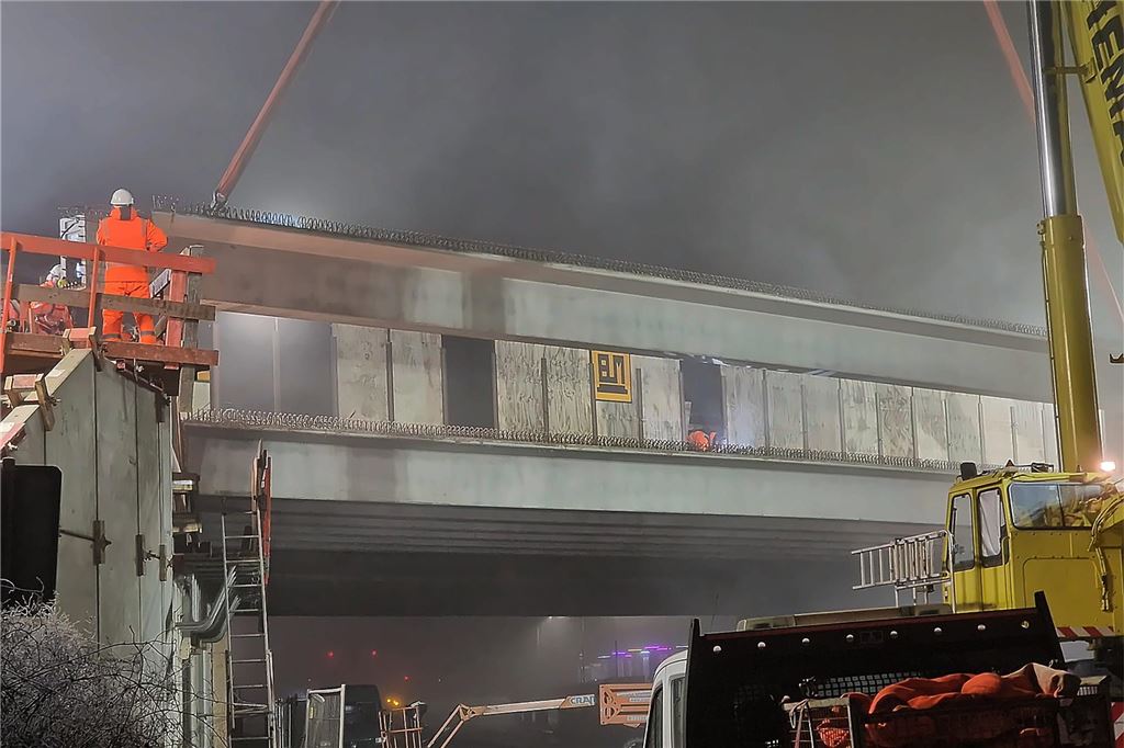 Kranarbeiten an der A1-Brücke in Kamen.