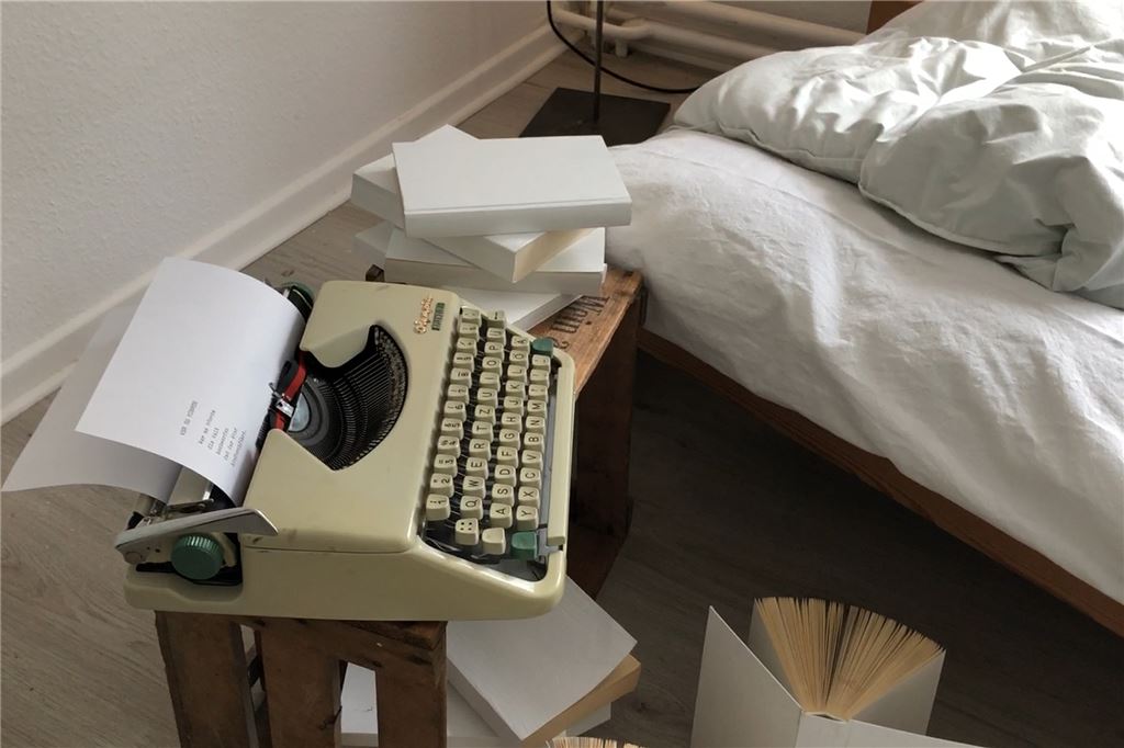 Der Hunger nach dem Lebensmittel Kunst war riesengroß Ein Bett und eine Schreibmaschine, mehr braucht eine Schriftstellerin eigentlich nicht.