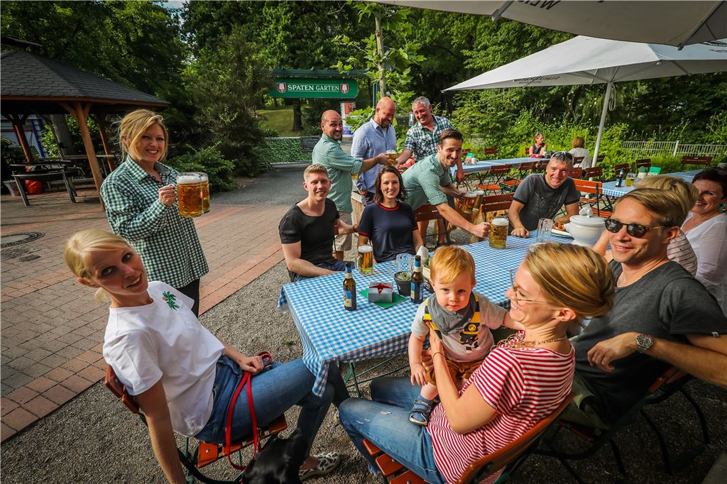 Haben Dortmunds Gastronomen genug Personal für das Sommergeschäft? Ein Bild aus besseren Vor-Corona-Zeiten aus dem „Spaten Garten“ - der Biergarten macht auch wegen Personalproblemen nicht mehr auf.