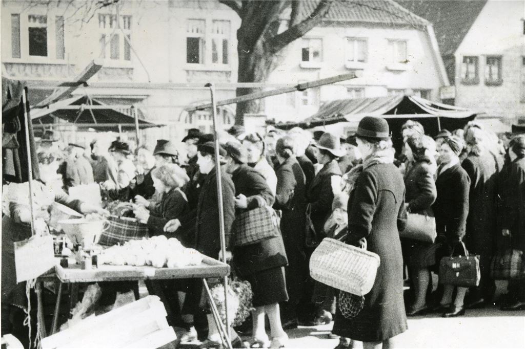 „Der Wahnsinn der Verteidigung von Brambauer“: Historischer Ticker: Vor 80 Jahren endet der Krieg in Lünen Ein Bild aus dem Jahr 1942: Schlangestehen auf dem Wochenmarkt.
