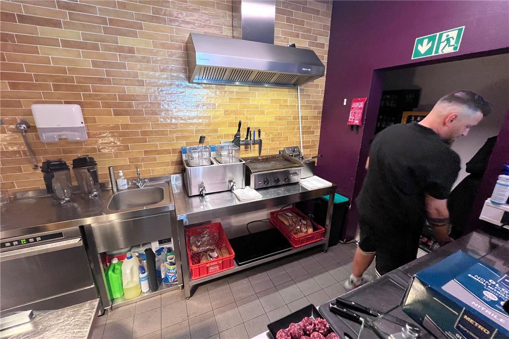 Ärger mit Vermieter: Burger-Restaurant Knusperz darf nicht mehr braten Die Küche im "Knusperz" in Dortmund.