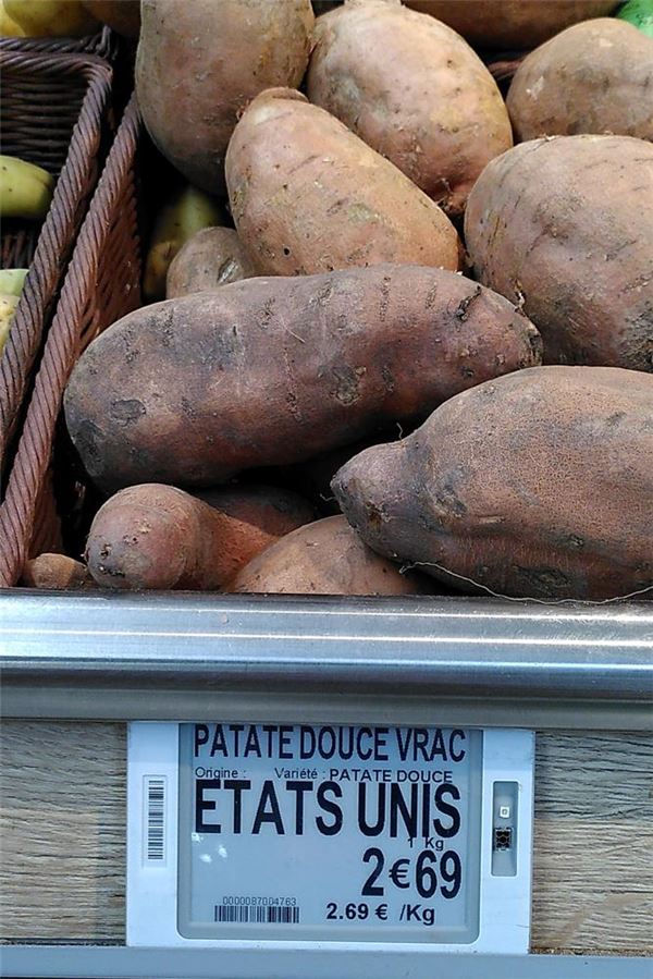 Kinder weltoffen machen - so geht’s (vielleicht) Ein Bild aus einem Supermarkt in der Normandie. Die Franzosen essen auch Gemüse, das um die ganze Welt fährt. Und das Herkunftsschild an diesen Süßkartoffeln war schon ein Fingerzeig auf unser nächstes Ziel.