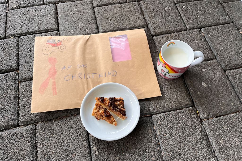 Hat jemand die E-Mail-Adresse des Christkinds? Ein Bild aus vergangenen Zeiten: Der Umschlag mit Wünschen ans Christkind wird irgendwann im Advent rausgelegt. Weil das Christkind so einen Stress hat, darf es sich bei uns stärken.