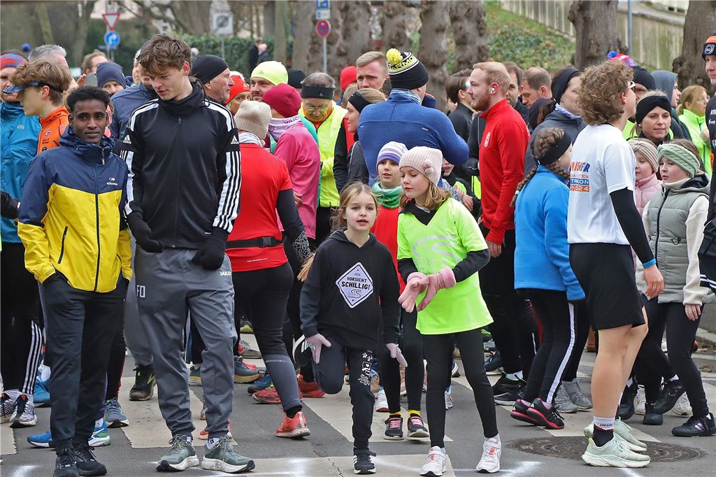 Erlös des Silvesterlaufs geht an Initiative Downsyndrom Der Start des Silvesterlaufs 2024 auf der Bornekampstraße in Unna.