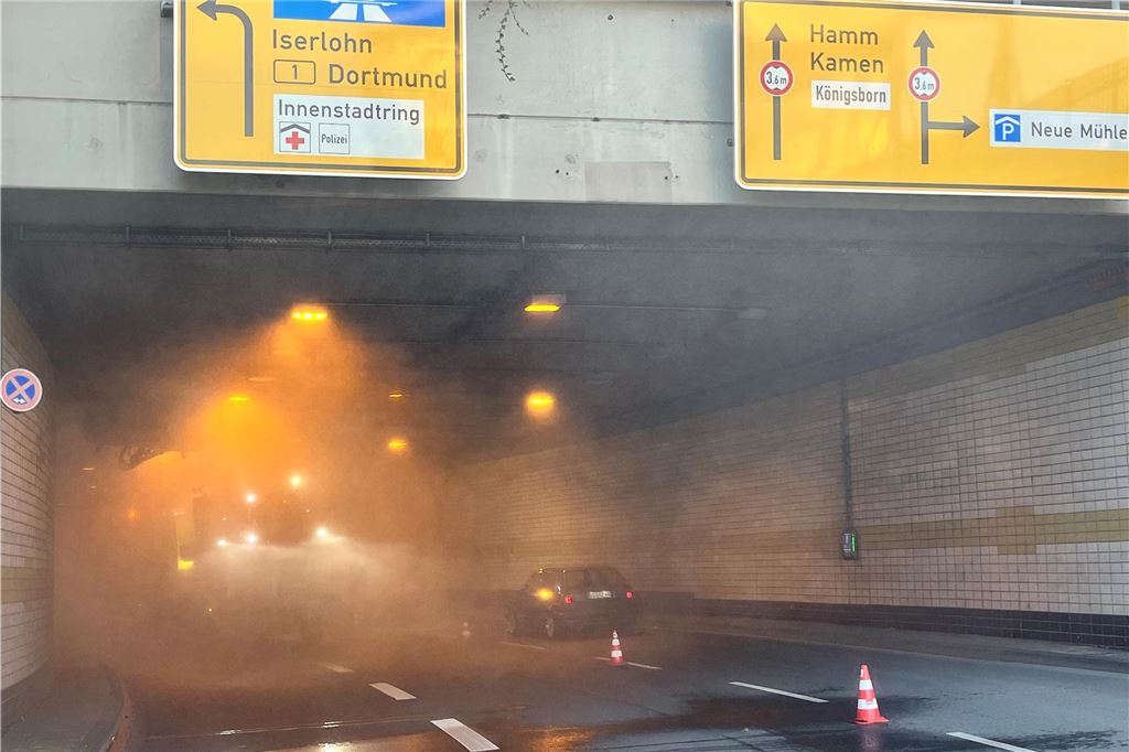 Reinigung des Ringtunnels in Unna: „Zügiger als erwartet“ Die Einfahrt zum Ringtunnel in Unna. Von vorne nähert sich die Reinigungsmaschine.