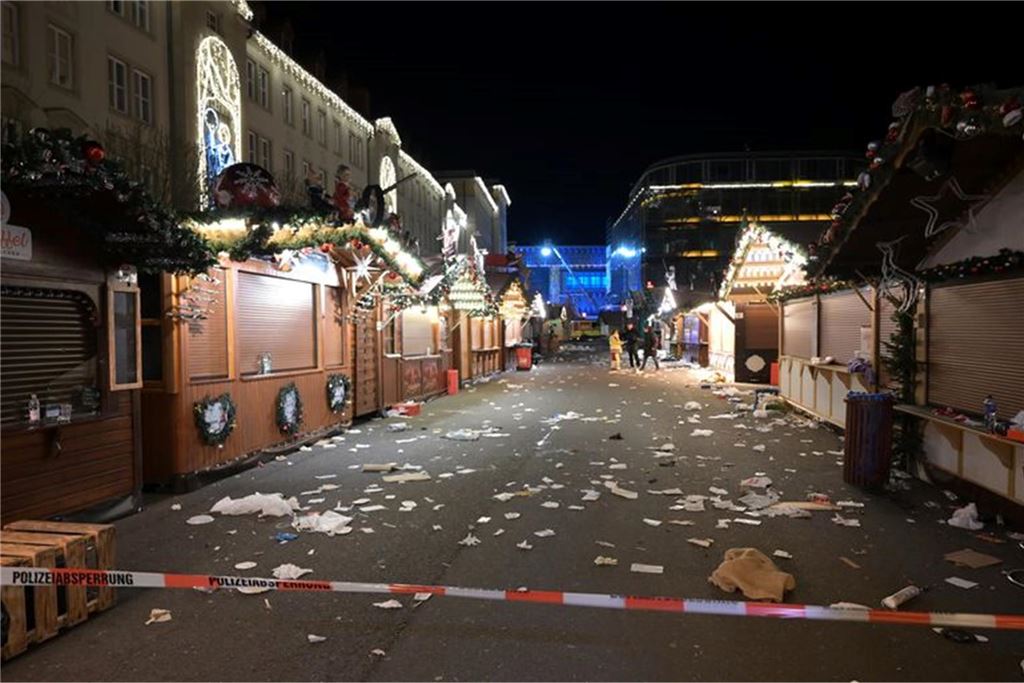 Anschlag auf Magdeburger Weihnachtsmarkt: Fünf Tote, 200 Verletzte - Kanzler Scholz im Livestream Der leere Weihnachtsmarkt in Magdeburg, abgesperrt mit Polizeisperrband.