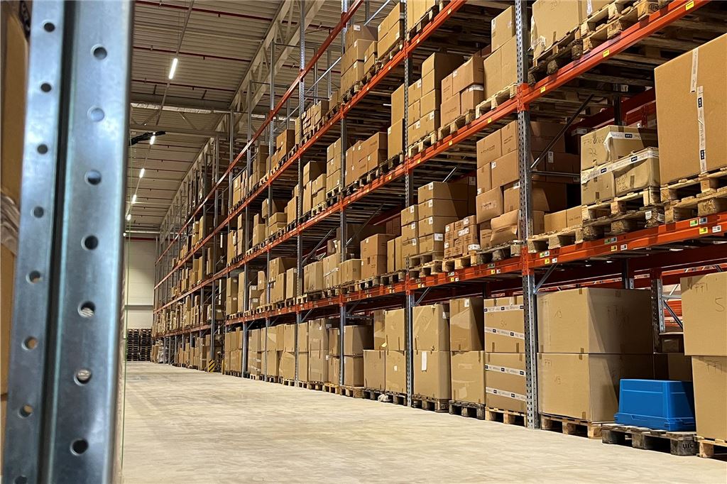 Nach Neubau: Stadt streicht einem Unternehmen die Hälfte der Parkplätze Die Logistikhalle von FZT Automotive. Auf drei Ebenen werden Pakete gelagert.