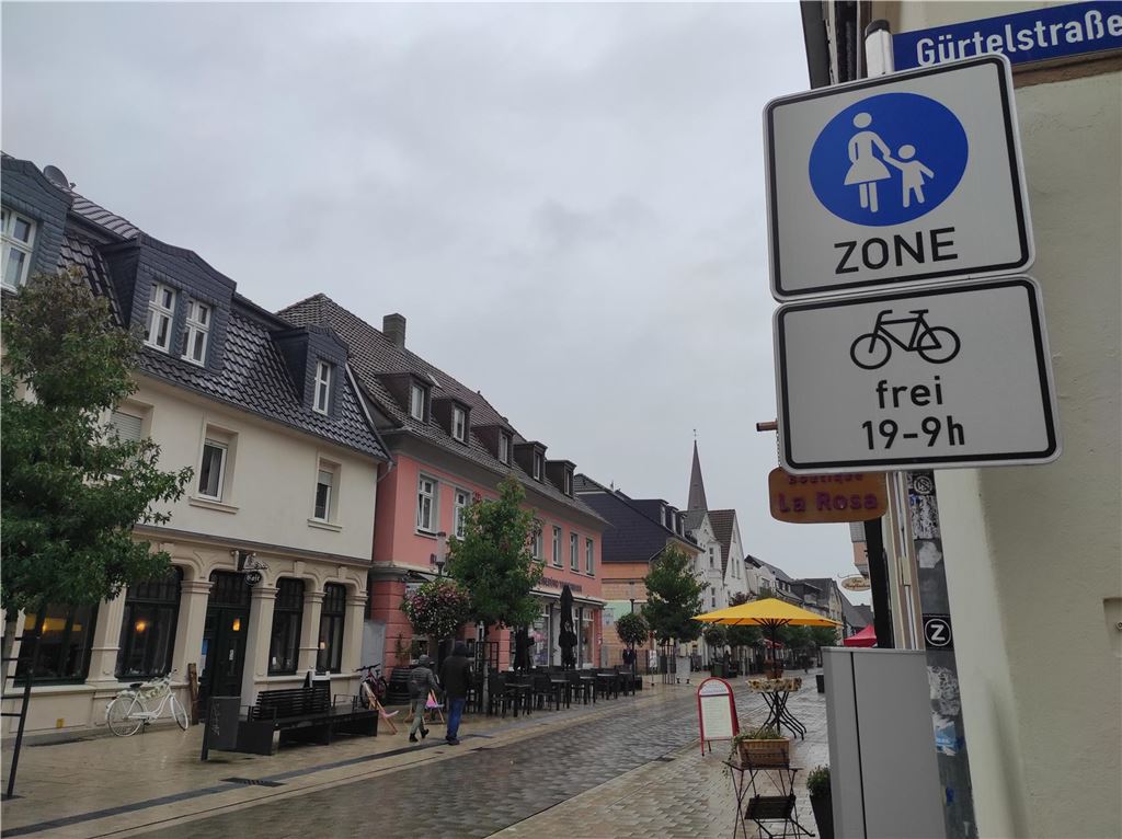 Taxifahrer kritisiert Verbot für die Fußgängerzone Ein Blick in die Massener Straße in Unna. Ein Schild erlaubt das Fahrradfahren in der Fußgängerzone zwischen 19 und 9 Uhr.