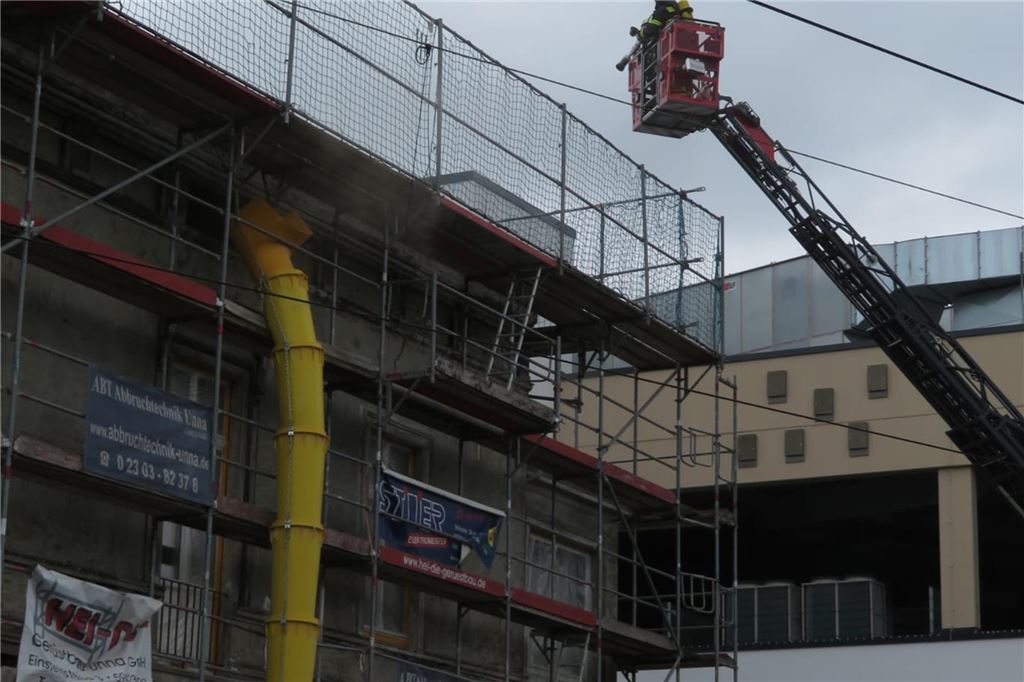 Ein Brand in der Mühlenvilla neben dem Einkaufszentrum Neue Mühle in Unna hat einen Feuerwehreinsatz ausgelöst.